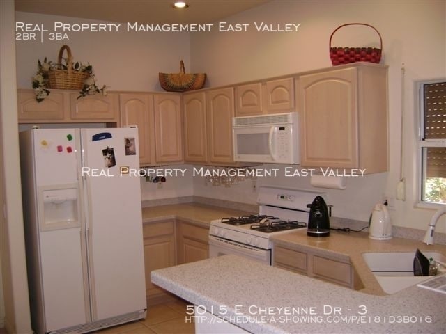 Building Photo - 5015 E Cheyenne Dr
