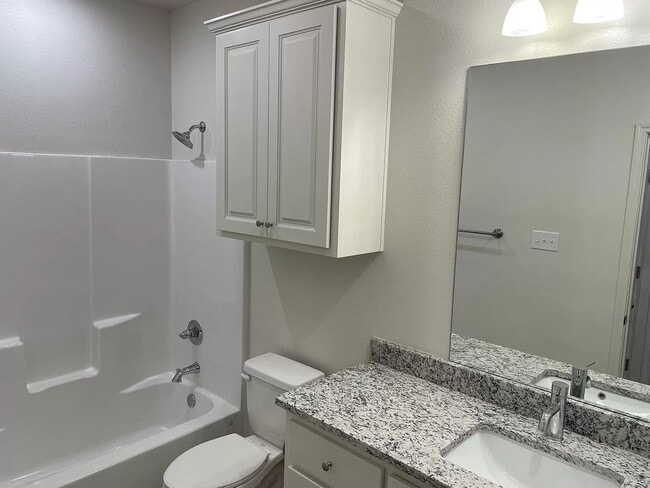 Building Photo - Like new 2/2 Townhome