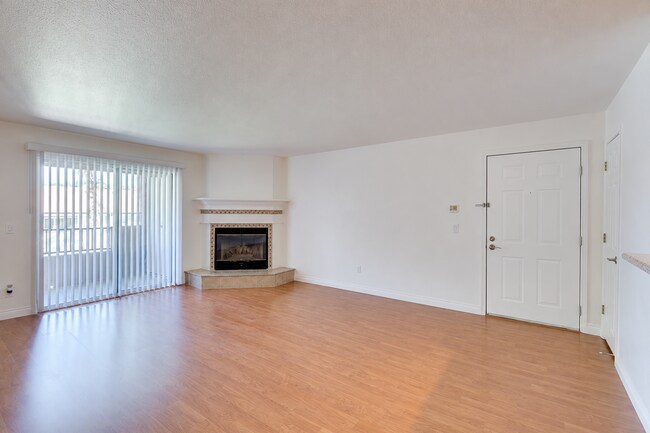 Foto del edificio - Beautiful 2-Bed, 2-Bath 2nd-Floor Condo Near The Lakes!