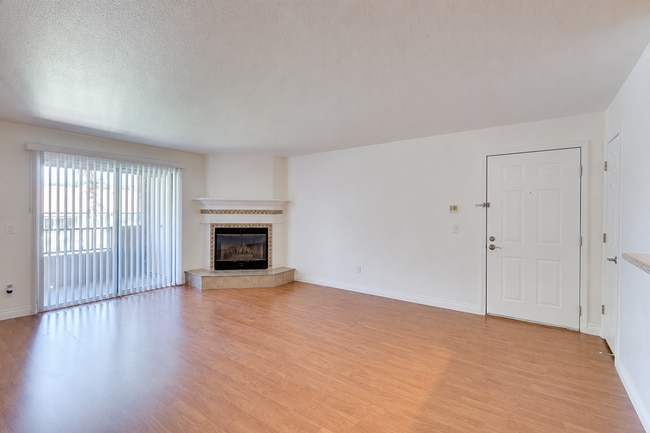 Building Photo - Beautiful 2-Bed, 2-Bath 2nd-Floor Condo Near The Lakes!