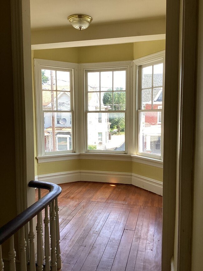 Foto del edificio - 236 W Second St Apt 1