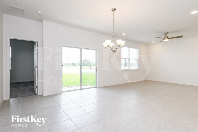 Foto del edificio - 3208 John Young Pkwy