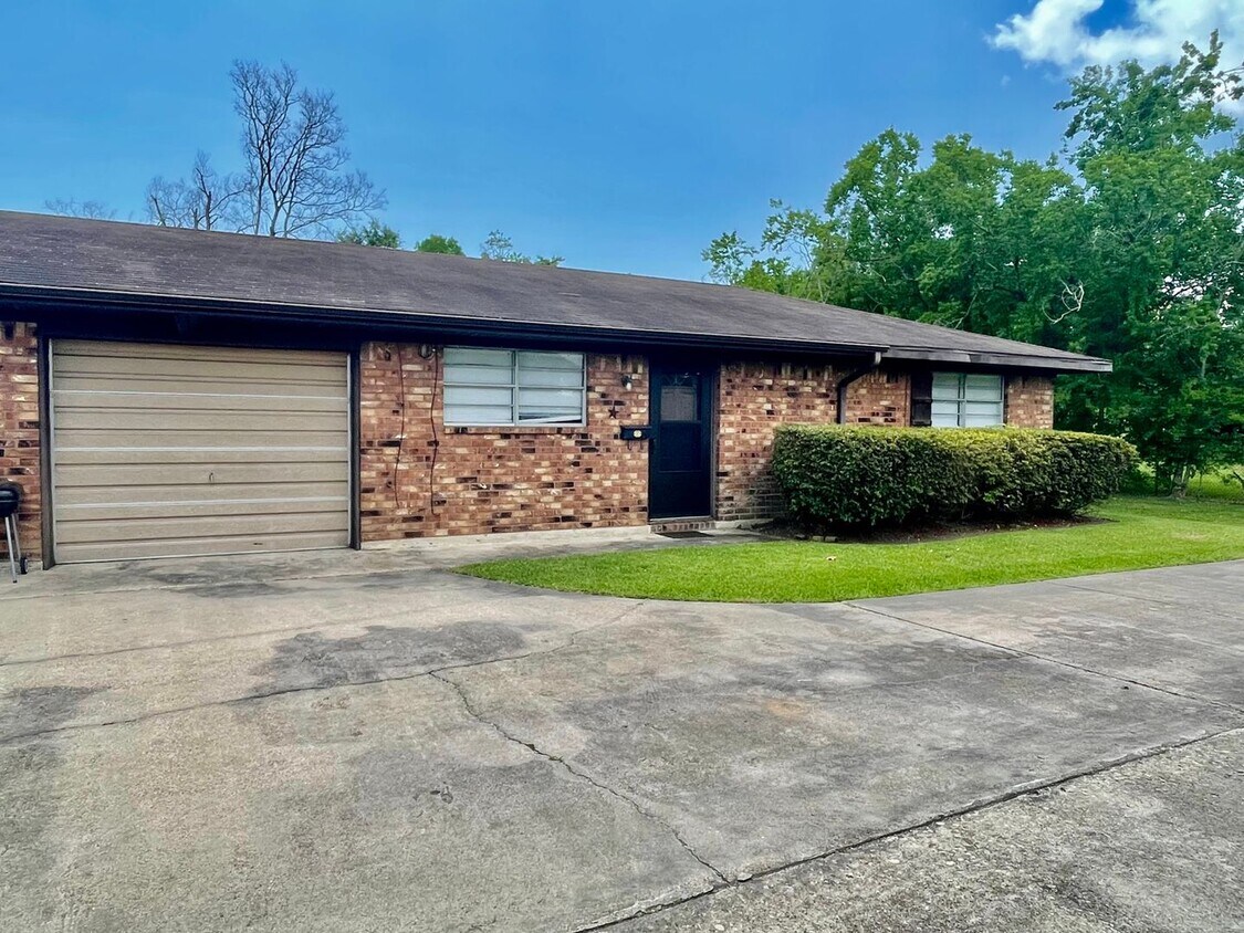 2947 Ruby Dr, Groves, TX 77619 Townhome Rentals in Groves TX