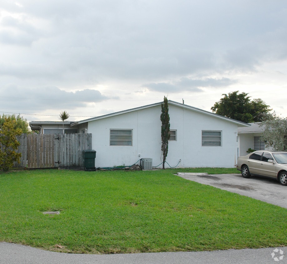 Building Photo - 4520-4530 SW 43rd Ter