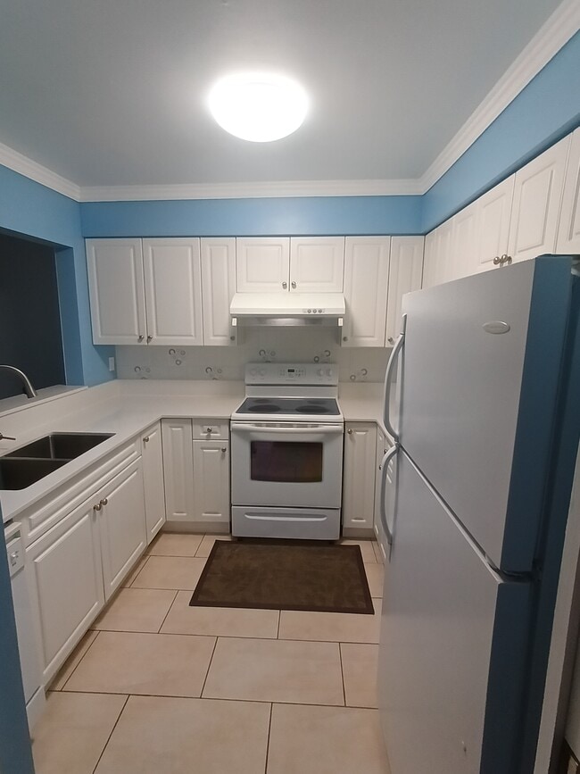 Building Photo - 2101 Mcmullen Av