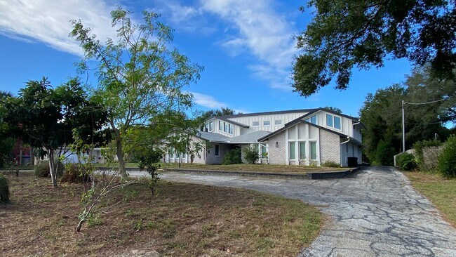 Building Photo - 5 Bedroom, 4 Bath Single Family Pool Home!