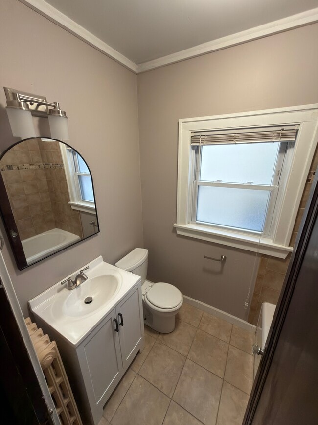 Building Photo - 1008 Lathrop Ave