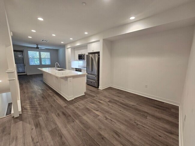 Foto del edificio - Modern Oceanside Home with Spacious Layout in a Desirable Community