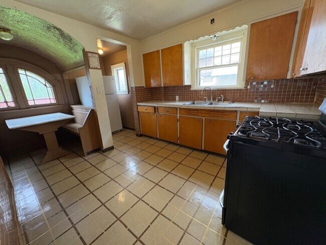 Foto del edificio - Spacious 4-Bedroom Akron Home with Charming Kitchen Nook & Backyard & Pet Friendly