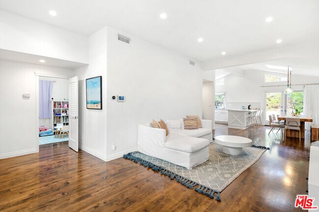 Building Photo - 2812 Elm Ave
