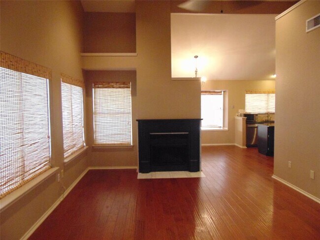 Building Photo - 708 Essex Pl