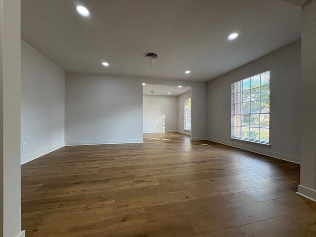 Foto del edificio - 5822 Yarwell Dr