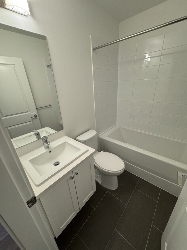 Photo du bâtiment - 15738-15785 85 Ave