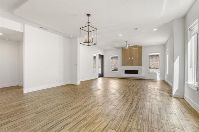 Building Photo - 9 Denbury Glen