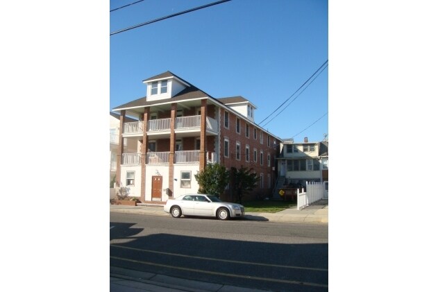 Foto principal - 144 E Roberts Ave