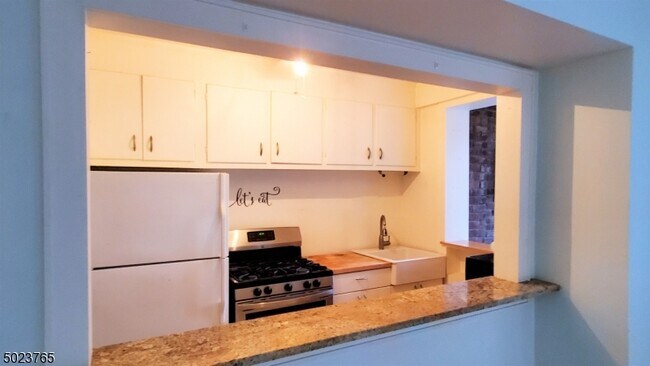 Building Photo - 5 Roosevelt Pl