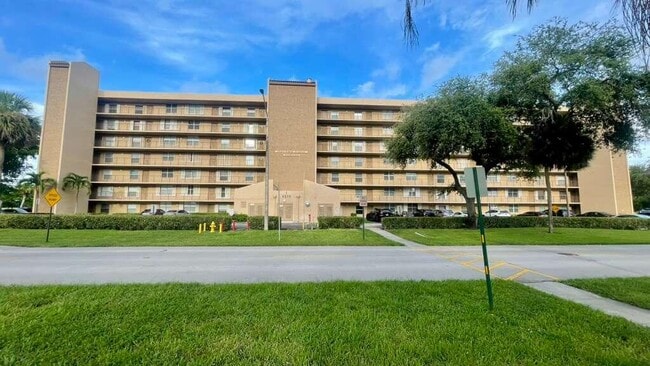 Building Photo - 4570 NW 18th Ave