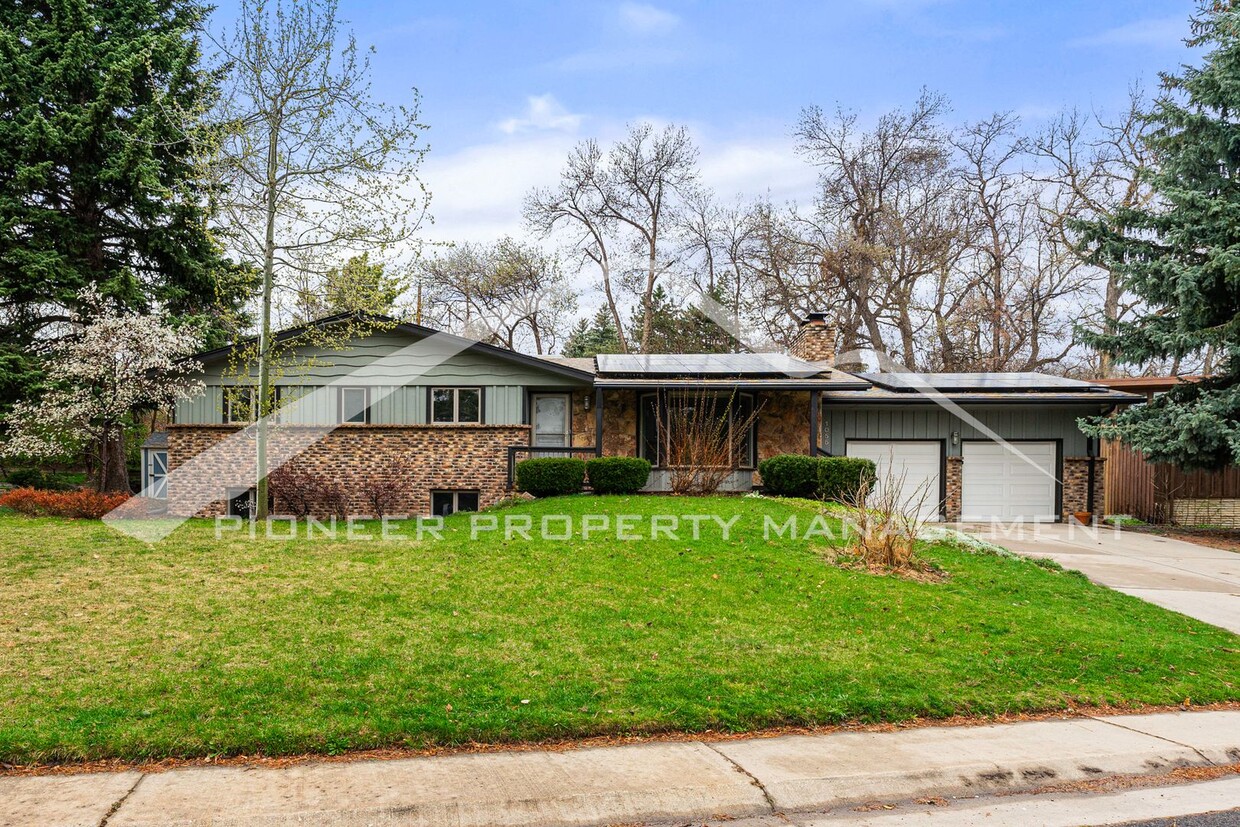 Primary Photo - Spacious Home with Fenced Yard and Washer/...