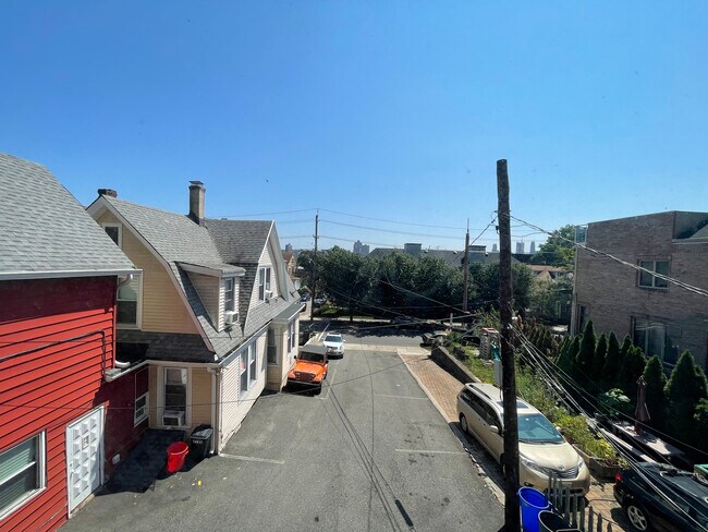 Building Photo - 412 Undercliff Ave