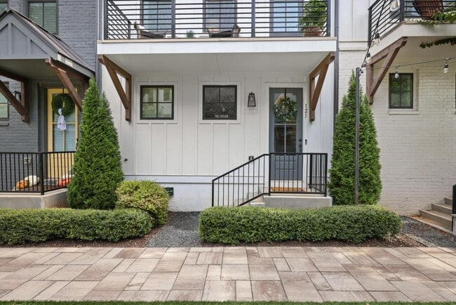 Building Photo - 121 Chestnut Cir