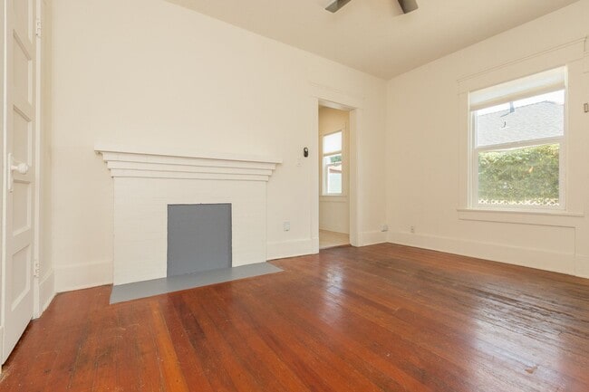 Building Photo - Charming 1 Bed/1 Bath w/ Large Fenced Yard...
