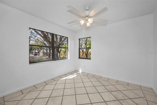 Foto del edificio - 10626 Longwood Dr
