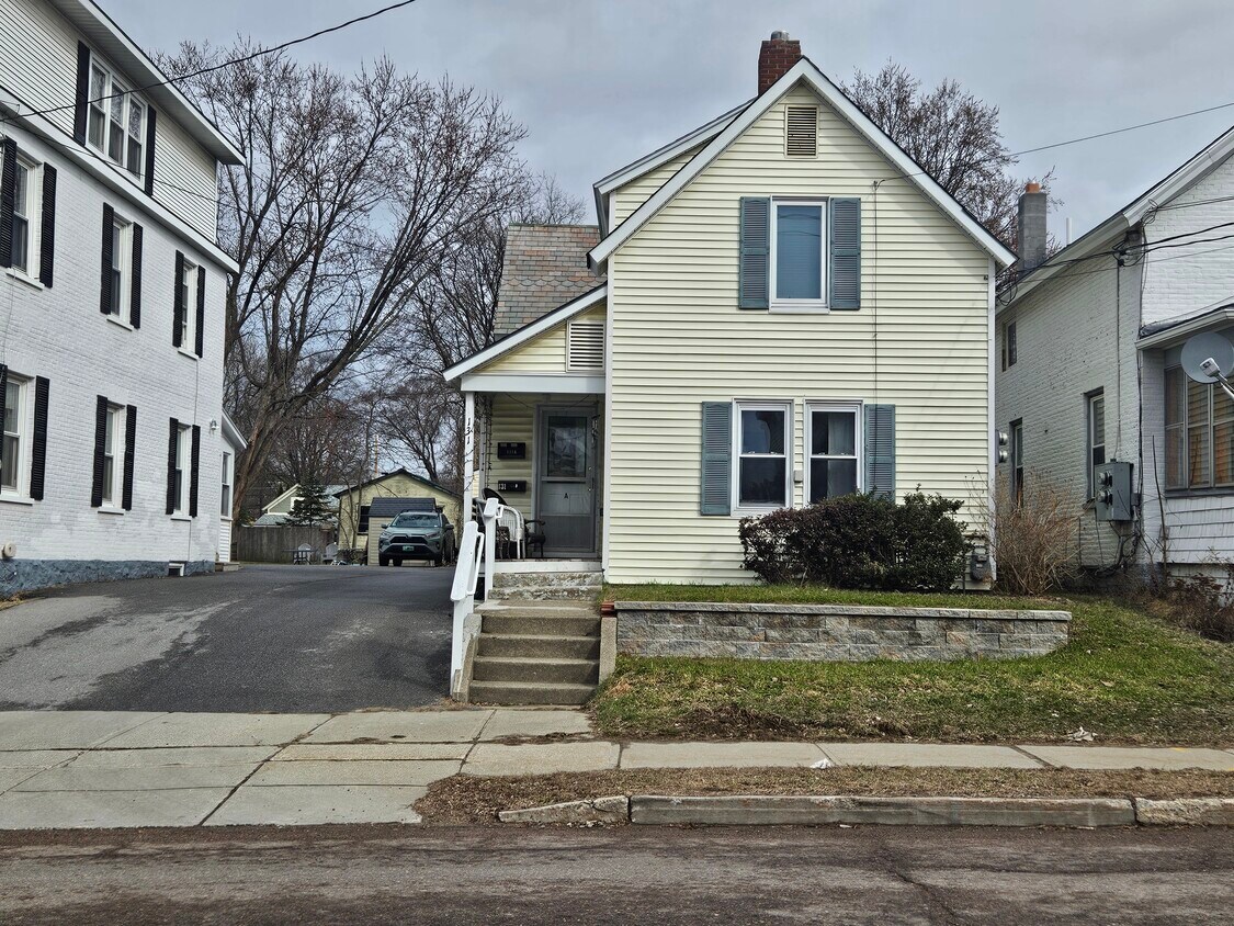 Foto principal - 131 W Spring St
