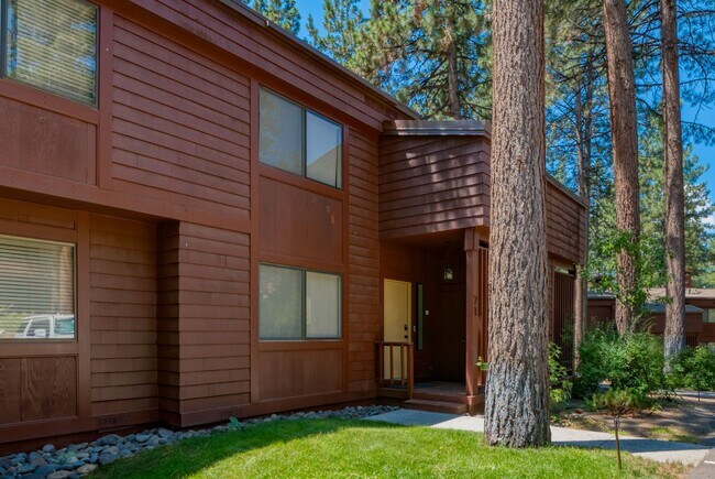 Building Photo - Gated Community with Beach and Dock.  Luxu...