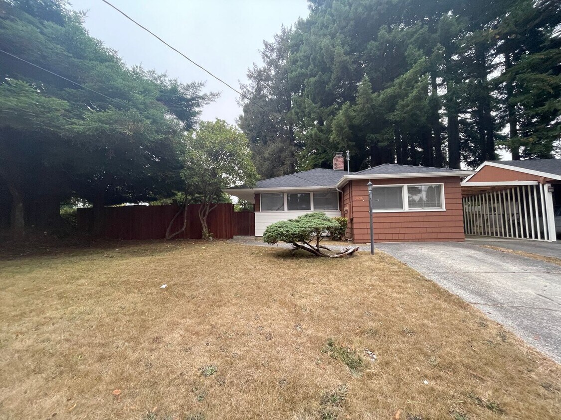 Foto principal - Charming Pet Friendly, 3-Bedroom 1-Bath, p...
