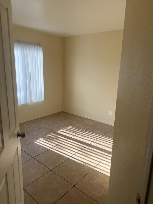 Foto del edificio - 44313 Larrea St