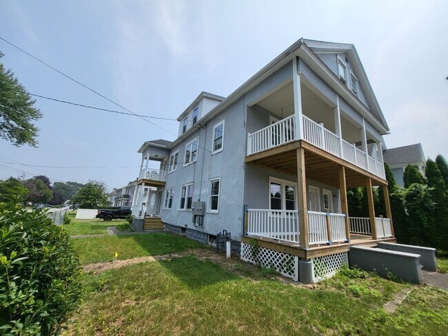 Building Photo - 253 Oak St