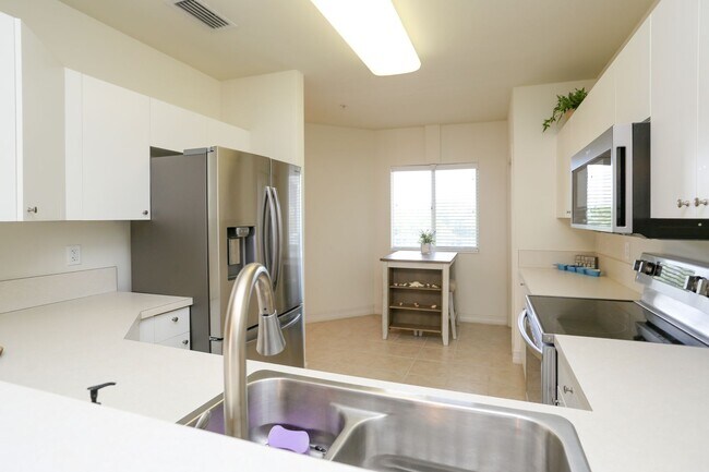 Foto del edificio - ** BEAUTIFUL BLUE HERON 3RD FLOOR ON LAKE ...