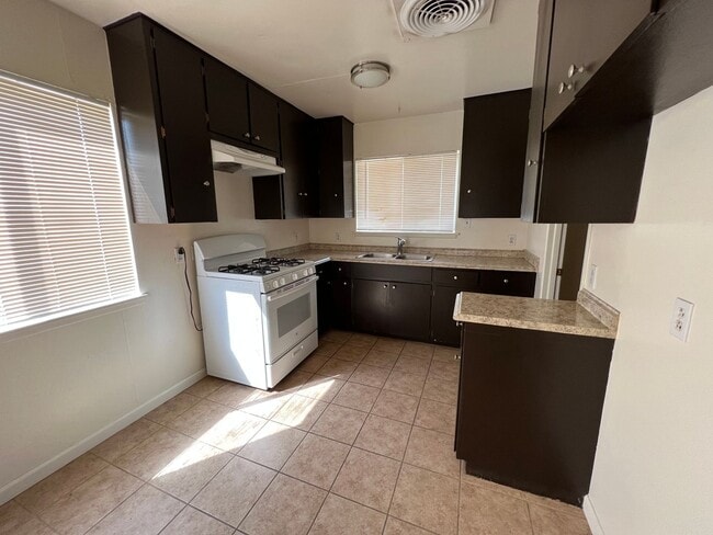 Building Photo - 728 W Moyer Ave