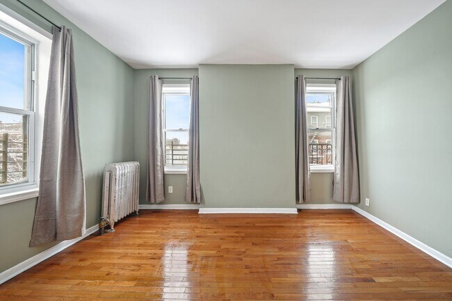 Foto del edificio - Queen room A in a Newly Added Home in Pro