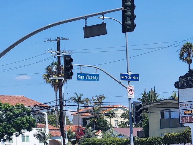 Foto del edificio - Miracle Mile 3bed/2 bath House with two Gated Yards for Lease!