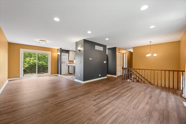 Building Photo - 371 Larchmont Ct
