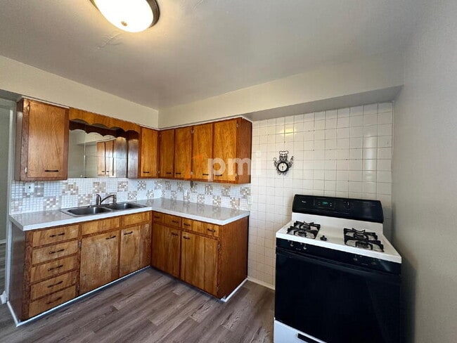 Building Photo - 108 Osborn St