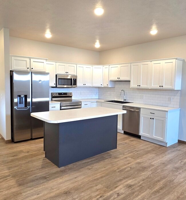 Bright beautiful kitchen - 6125 S Alki Pl