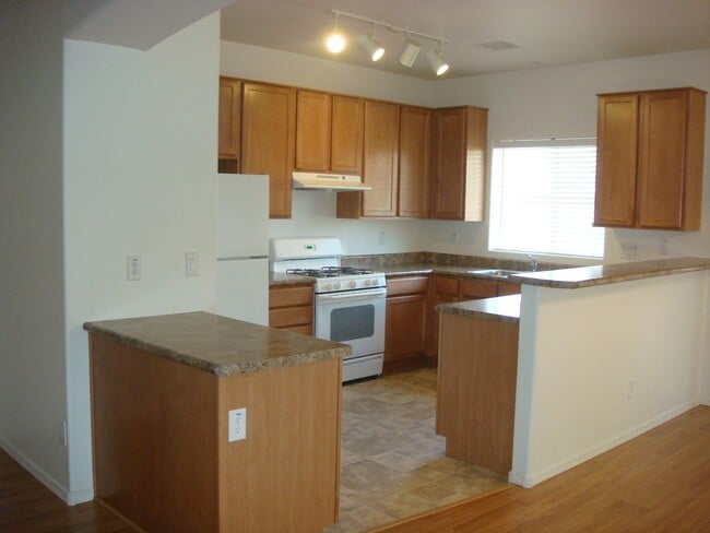 Building Photo - 608 N Robles St