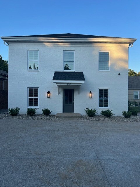 Primary Photo - 238 Chenoweth Ln