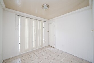 Building Photo - 3900 Woodchase Dr