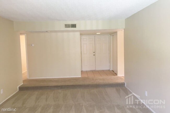 Building Photo - 5819 W Grovers Ave