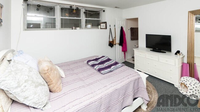 Foto del edificio - 2543 N Southport Ave