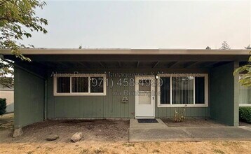 Building Photo - 925 NW Joy Ave