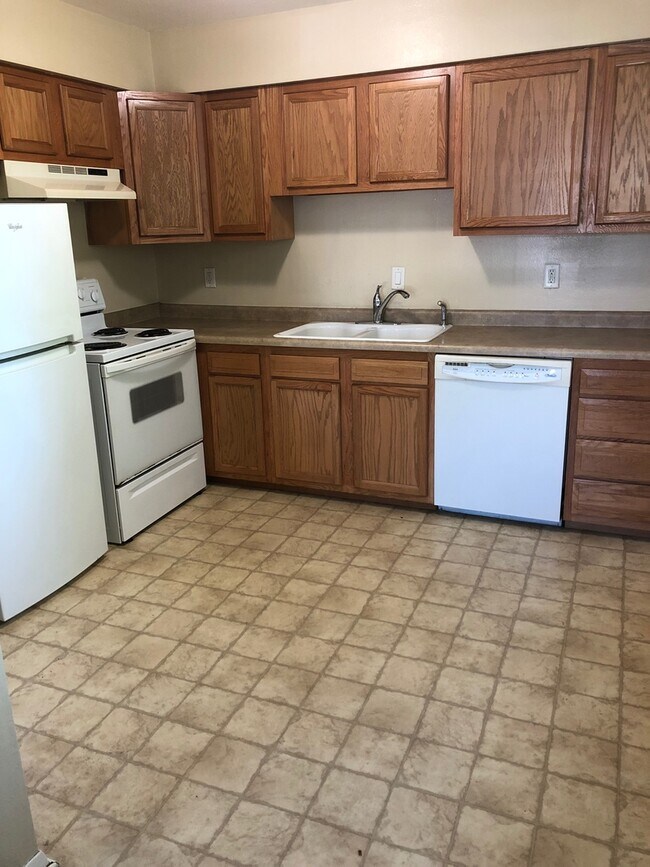 Foto del edificio - 1528-1530 Seminole Ave NW Cedar Rapids, IA...
