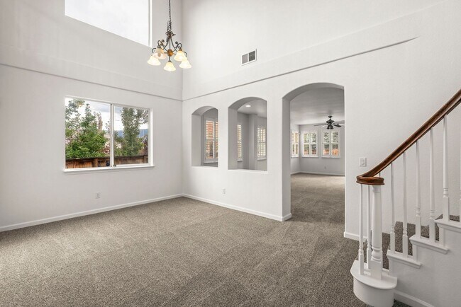 Foto del edificio - 4 Bedroom Home with Loft & Mountain Views ...