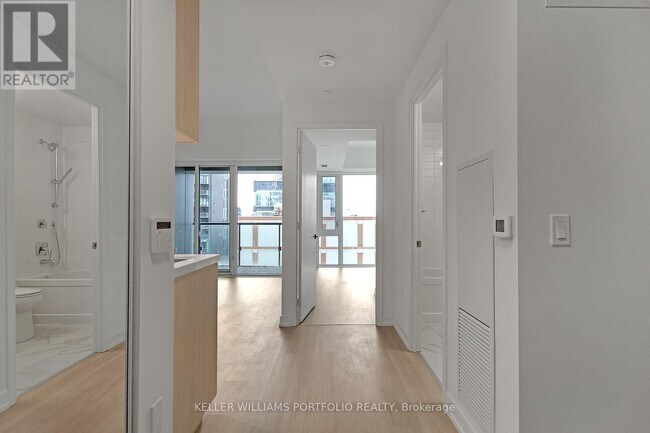 Photo du bâtiment - 158 Front St E