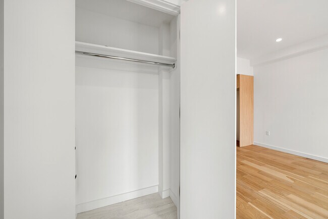 Foto del edificio - 105 Rogers Ave
