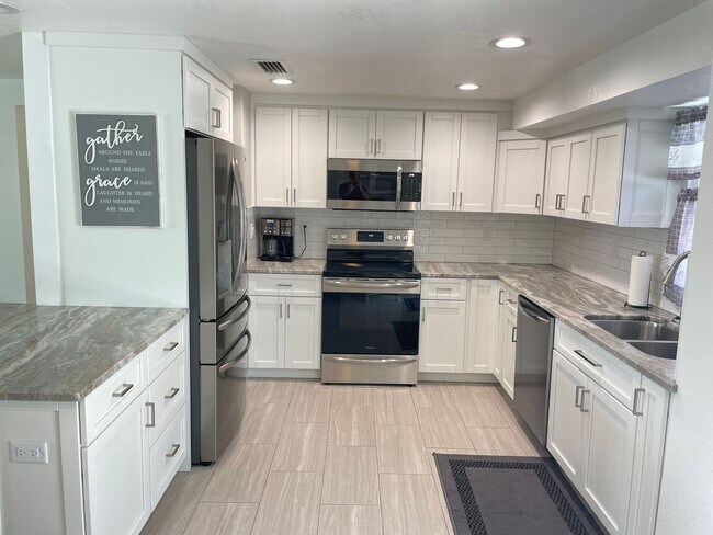 Foto del edificio - ANNUAL FURNISHED/UNFURNISHED 3-bedroom, 2-bathroom house in Oak Shores community