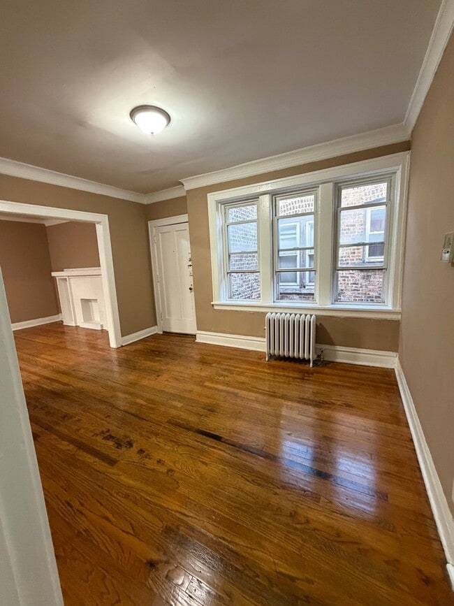 Building Photo - 2843 W Berteau Ave